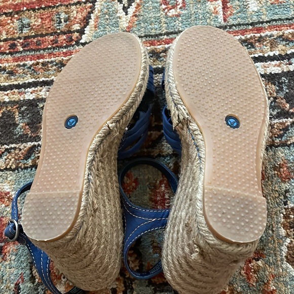 Free in Bundle- AE Wedge Sandals - Picture 2 of 9